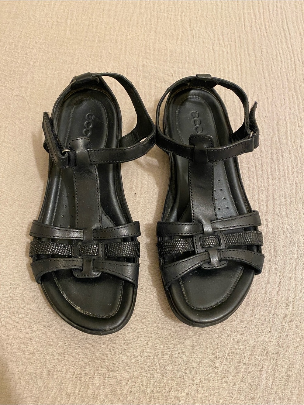 Ecco Black Leather Strappy T-Bar Sandals. Size 37